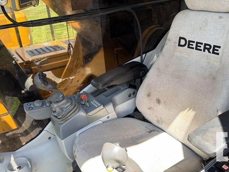 2015-deere-470g-lc-image-16