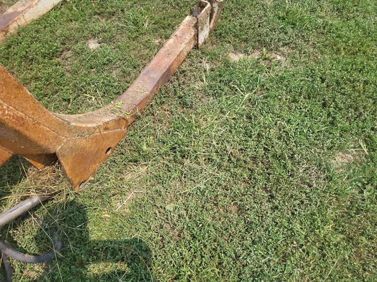 international-2000-loader-w/66"-bucket-and-mounting-brackets-image-15