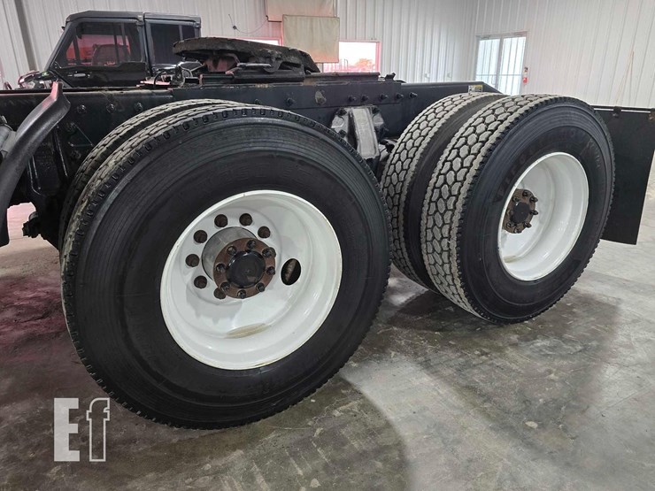 2013-peterbilt-386-image-25