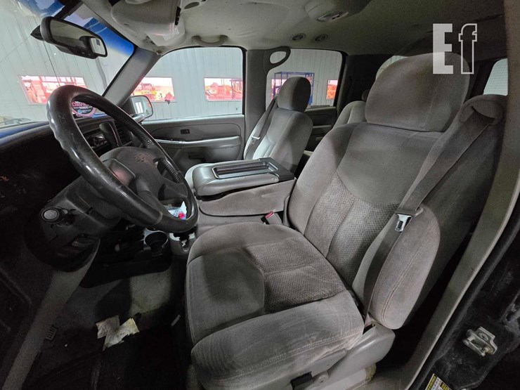 2004-chevrolet-suburban-image-9