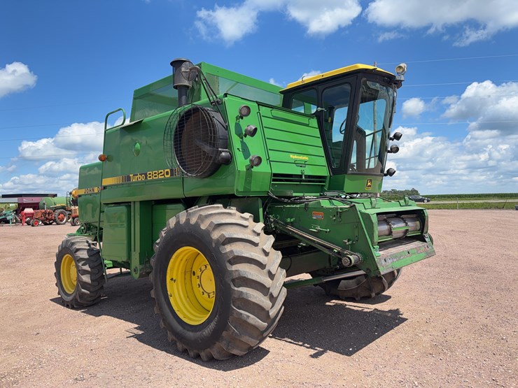 1981-john-deere-8820-image-3