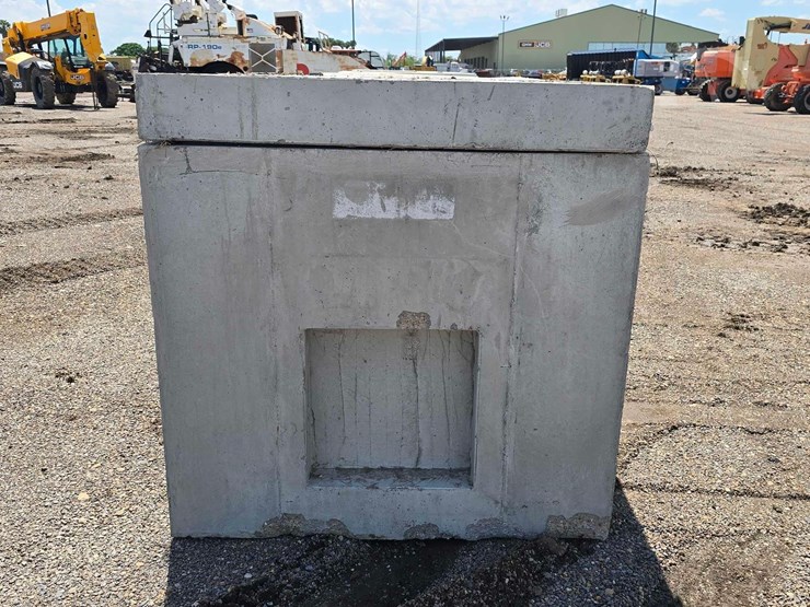 qty.-(6)-precast-concrete-utility-vaults-image-5