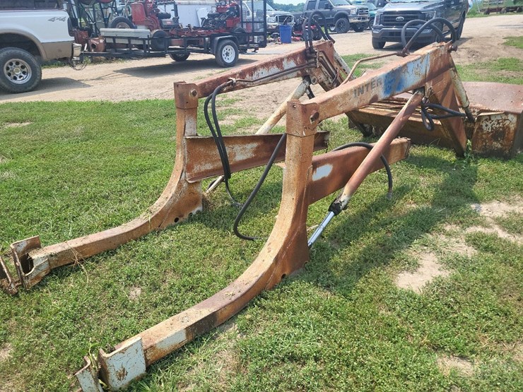 international-2000-loader-w/66"-bucket-and-mounting-brackets-image-19