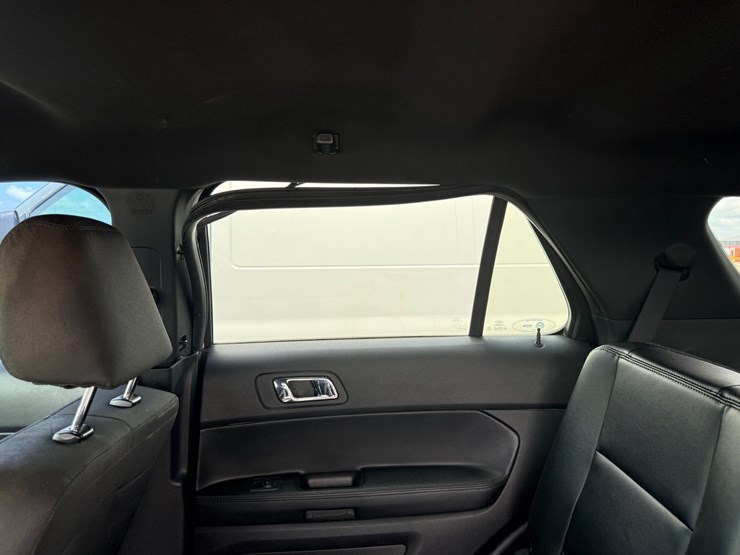 2017-ford-explorer-image-35