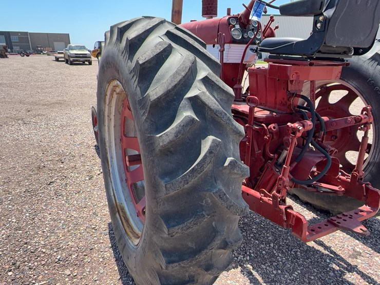farmall-560-tractor-image-38