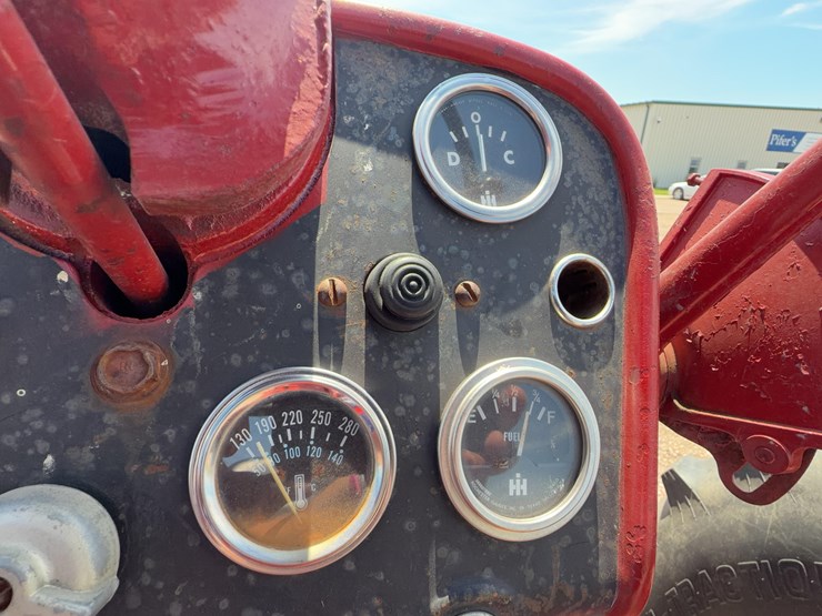 farmall-560-tractor-image-23