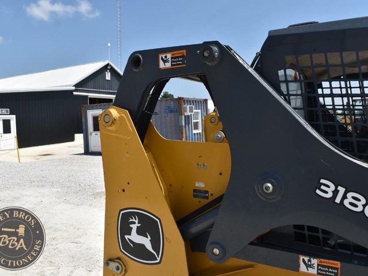 2021-deere-318g-image-30