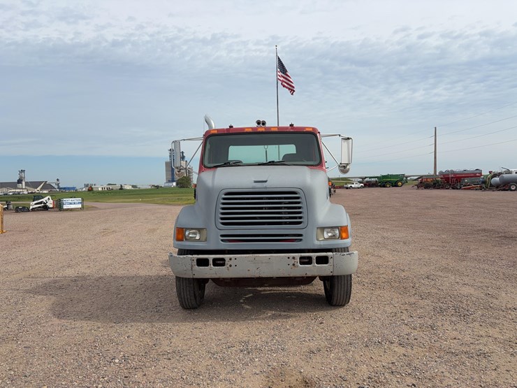 1996-international-8100-image-2