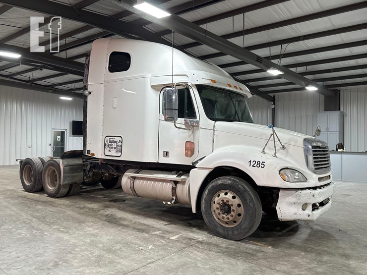 2007-freightliner-columbia-120-image-2