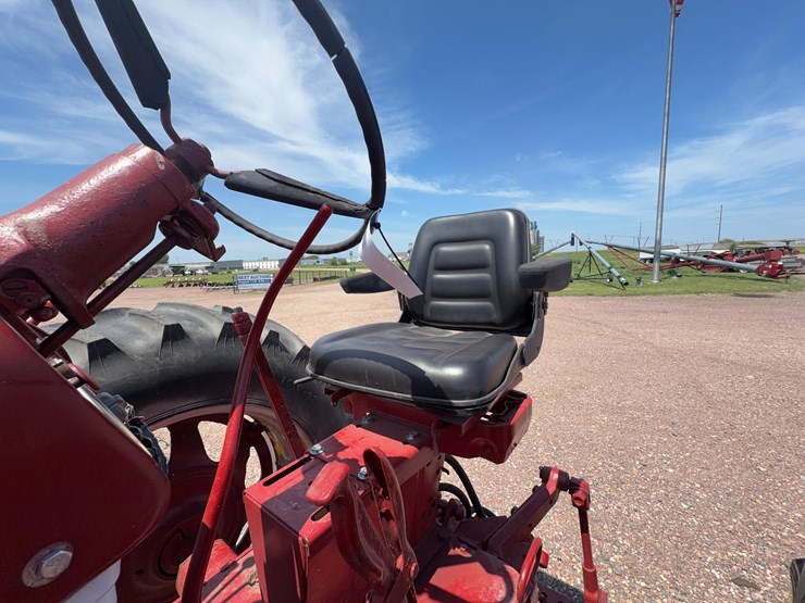 farmall-560-tractor-image-24
