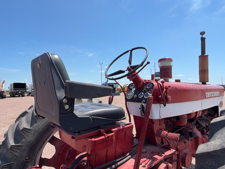 farmall-560-tractor-image-28