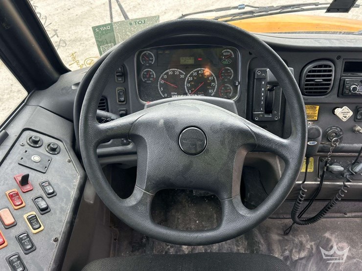 2011-freightliner-b2-image-18