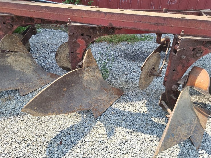 international-540-in-furrow-4-bottom-moldboard-plow-w/coulters-image-13