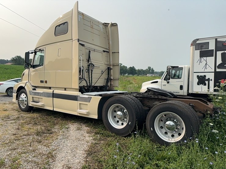 2005-volvo-semi-image-25