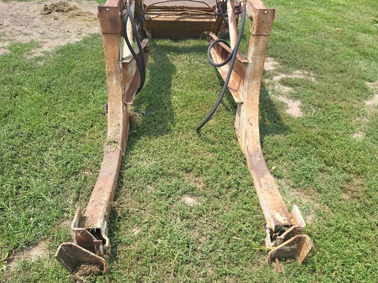 international-2000-loader-w/66"-bucket-and-mounting-brackets-image-16