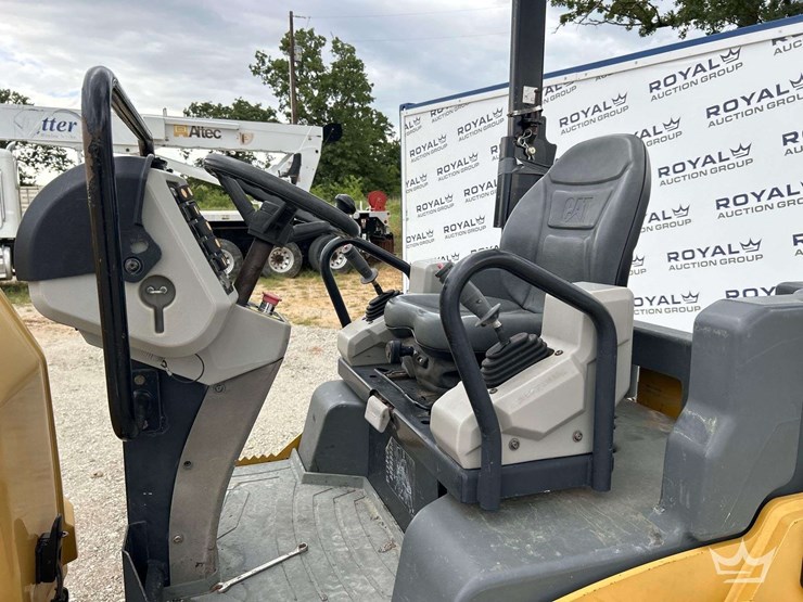 2014-caterpillar-cb34-image-11