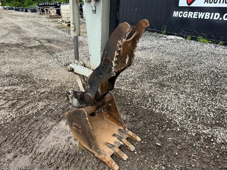 2022-takeuchi-tb240-image-10