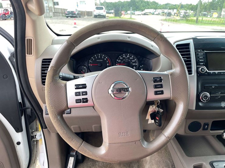 2015-nissan-frontier-sv-image-12