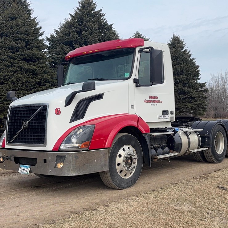 2015 Volvo VNL Semi