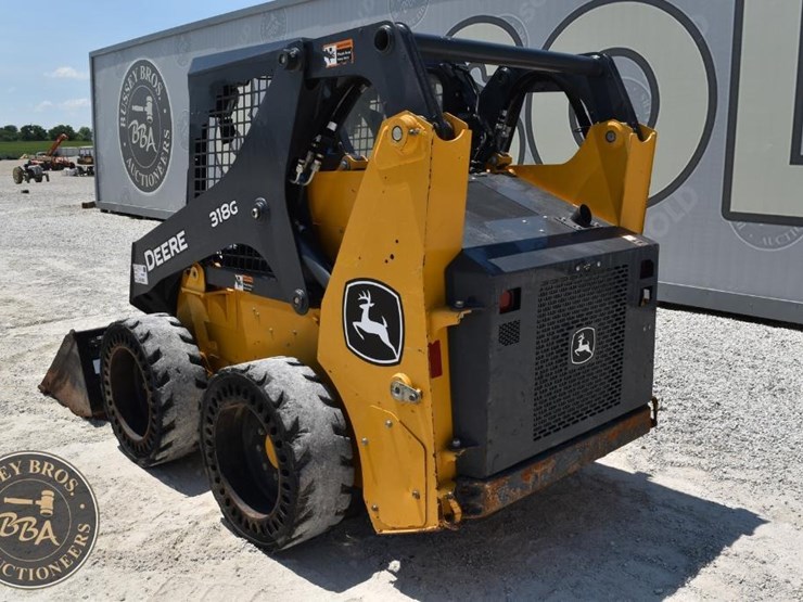 2021-deere-318g-image-3