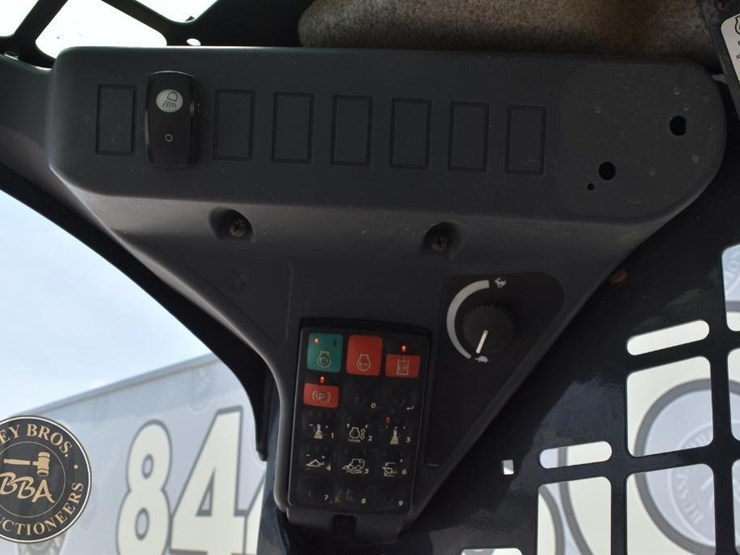2021-deere-318g-image-35