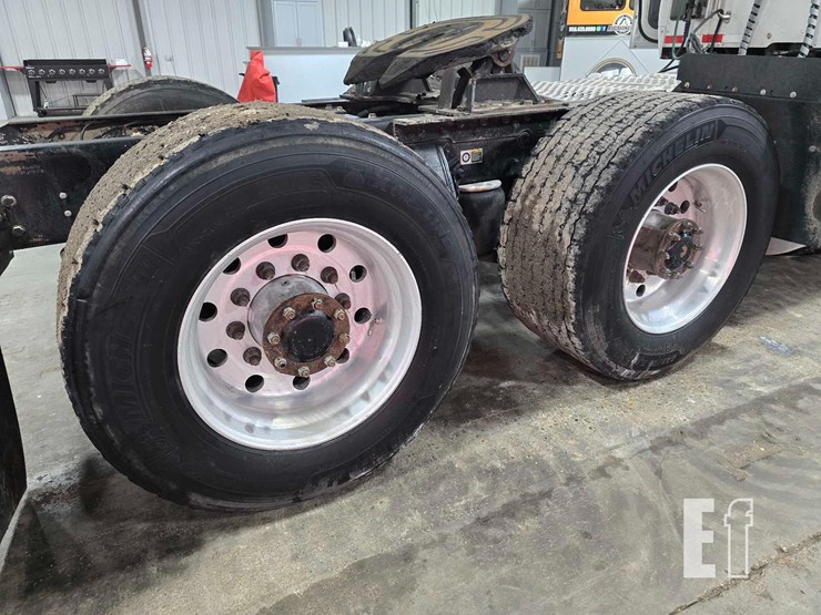 2015-kenworth-t680-image-23