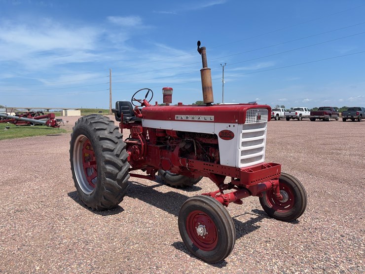 farmall-560-tractor-image-3
