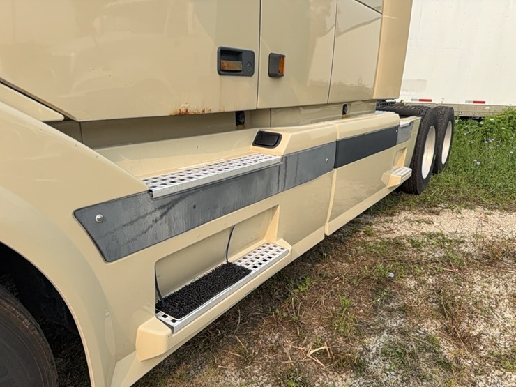 2005-volvo-semi-image-23