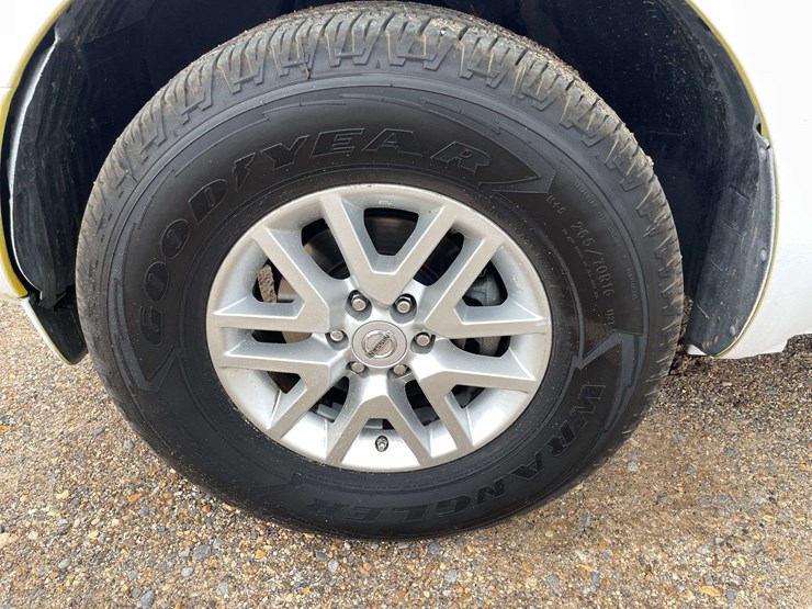2015-nissan-frontier-sv-image-21