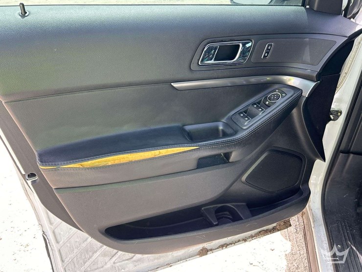2016-ford-explorer-image-11