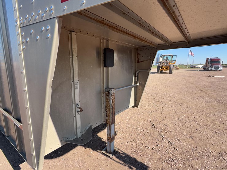 2009-wilson-livestock-trailer-image-12