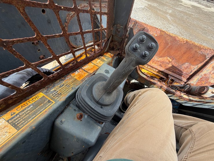 2021-deere-330g-image-14