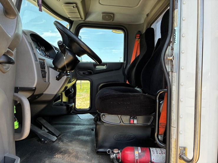 #9920-•-2015-peterbilt-image-6