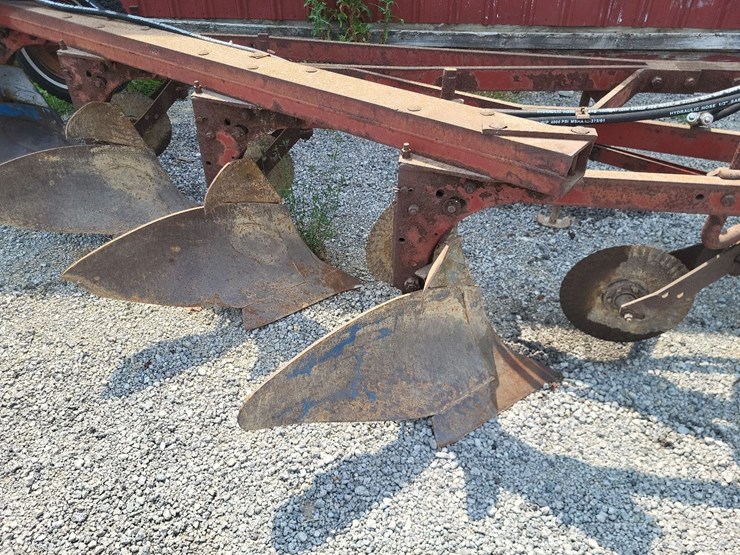 international-540-in-furrow-4-bottom-moldboard-plow-w/coulters-image-16