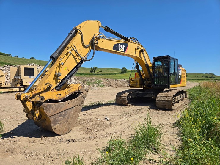 2015-caterpillar-326fl-image-1