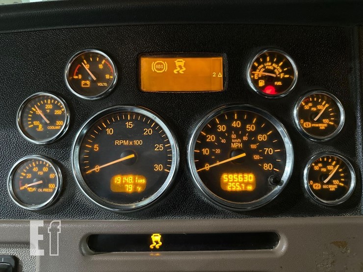 2017-peterbilt-389-image-17
