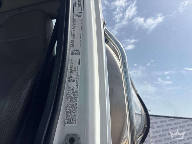 2014-freightliner-114sd-image-7