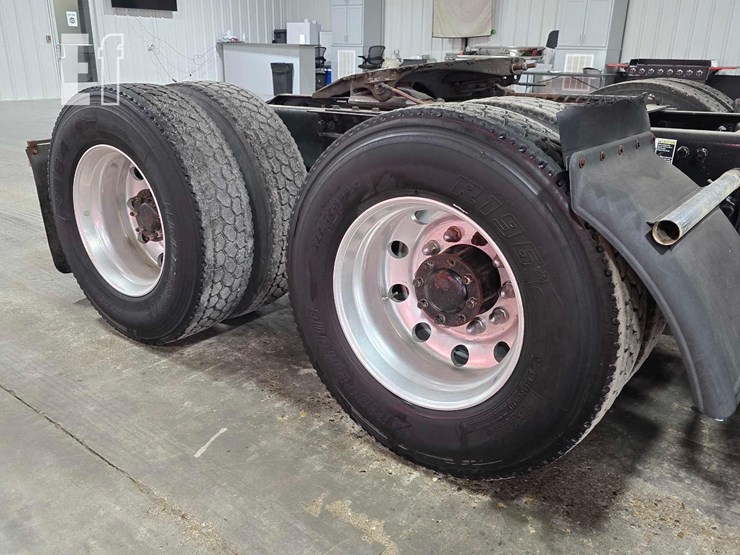 2013-kenworth-t800-image-27