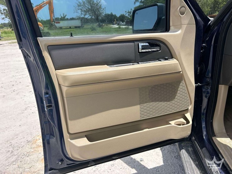2010-ford-expedition-image-12