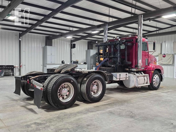 2001-freightliner-fld112-image-3