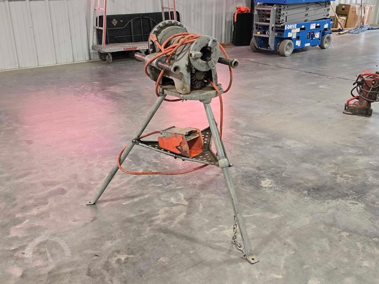 ridgid-300-t2-electric-pipe-vise-image-4
