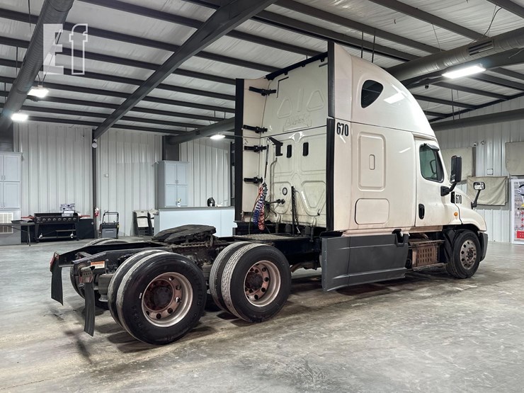2017-freightliner-cascadia-125-image-3