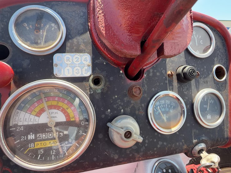 farmall-560-tractor-image-21