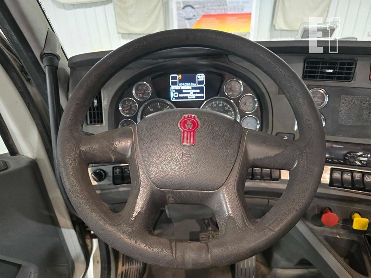 2015-kenworth-t680-image-9