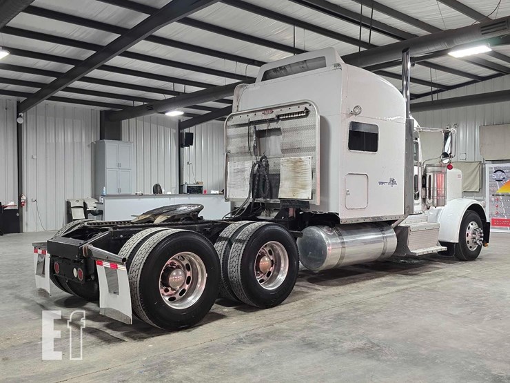 2015-peterbilt-389-image-3