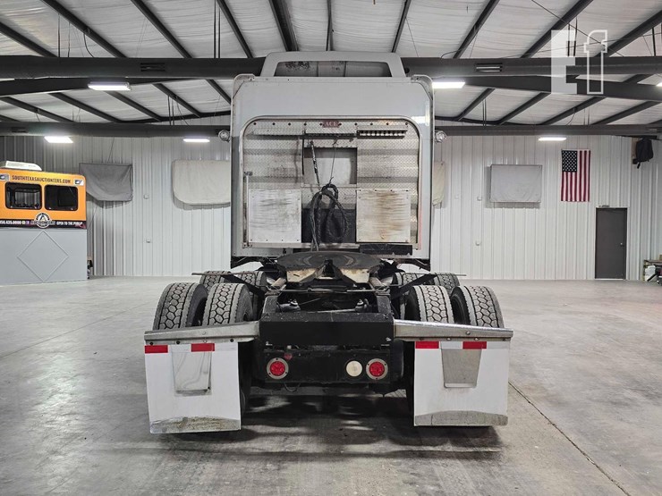 2015-peterbilt-389-image-8