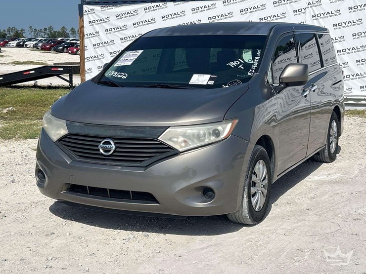 2015-nissan-quest-image-1