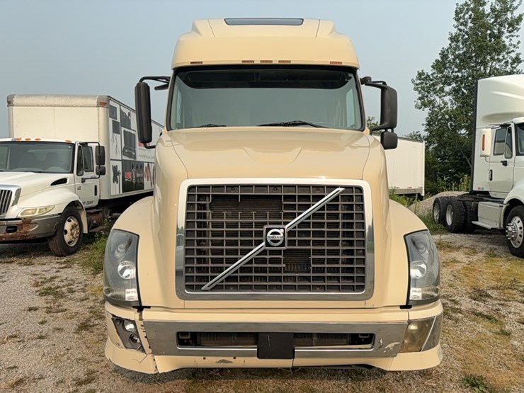 2005-volvo-semi-image-2