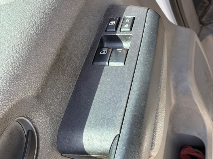 2020-nissan-nv2500-image-10