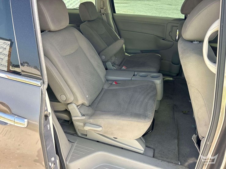 2015-nissan-quest-image-19